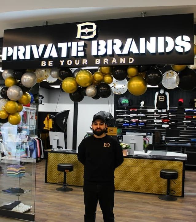 Fawad Hassani vor dem private brands Store im QUARREE Wandsbek