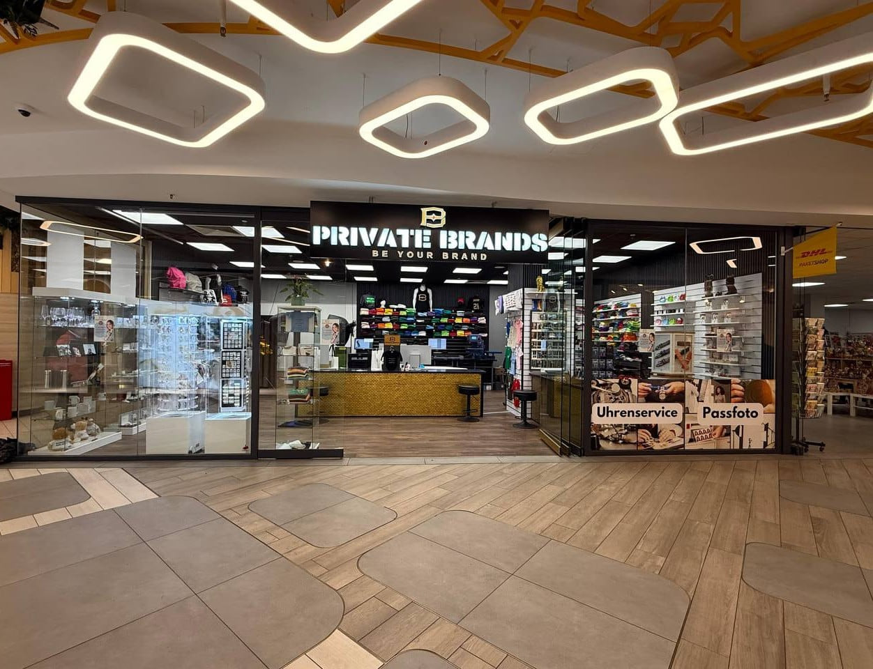 private brands Ladengeschäft im QUARREE Wandsbek Hamburg – Storefront mit Textilien, Accessoires und DHL Paketshop